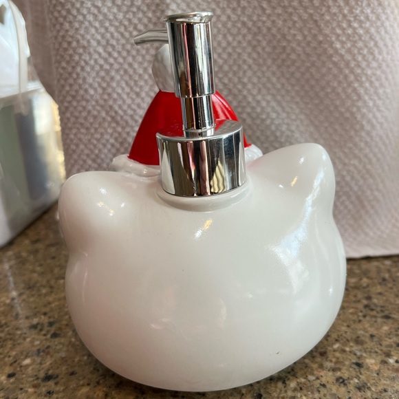 Hello Kitty Christmas Soap Dispenser - Picture 3 of 6